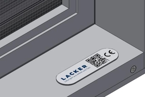  Der SmartTag am Fensterelement ist ein digitaler Zwilling des Fensters; der QR-Code am Rahmen ist einfach zugänglich. 