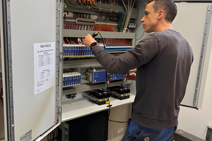 Bei der Gebäudeautomation brauchen Metallbauer Fachwissen für die Arbeiten am Schaltkasten. Sie sollten elektrik- und elektronikaffin sein. 