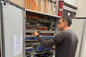  Bei der Gebäudeautomation brauchen Metallbauer Fachwissen für die Arbeiten am Schaltkasten. Sie sollten elektrik- und elektronikaffin sein. 