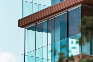  Für die Balkone wurden die Glasgeländer nicht nur in der Befestigung, sondern auch in der Farbe der Unterkonstruktion angepasst. 