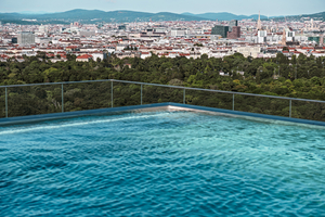 Auf dem Dach des Wohngebäudes befinden sich ein Diningroom mit Terrasse sowie ein Wellnessbereich mit Pool und Sauna. 
