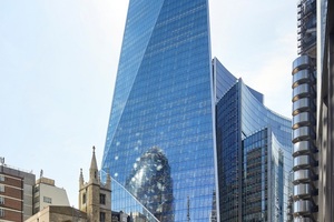  Die Geometrie der Fassade integriert das Hochhaus präzise in die historisch gewachsene Cityarchitektur. So dominiert es trotz der Höhe nicht das Viertel. 