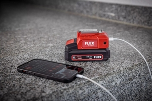 Multifunktional: Per USB-Kabel oder ‑Adapter kann man beispielsweise auf der Baustelle auch das Smartphone mithilfe des Akkus aufladen. 
