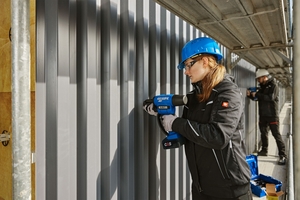  Akku-Werkzeuge bieten auf der Baustelle mehr Bewegungsfreiheit und Sicherheit bei Arbeiten über Kopf, auf der Leiter oder auf dem Gerüst.  
