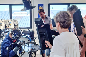  Den deutschen Kunden wurde in Laval neueste Technologie des Alu-schweißens vorgeführt. Wer wollte, konnte in eine PSA schlüpfen und selbst feststellen, wie einfach sich zwei Alubauteile fügen lassen. 
