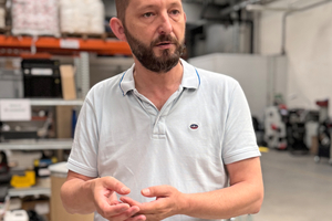  Exportleiter Hubert Callerot führte in Laval durch das Werk. 