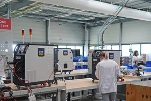  Von den ca. 950 Mitarbeitenden weltweit sind rund 600 im Werk in Laval tätig, weitere 40 arbeiten unweit im Logistikzentrum in Changé. 