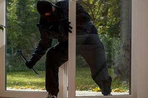  Um Fenster einbruchhemmend zu sichern, kommt es vor allem auf die Beschläge und die Gläser an. 