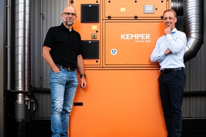  Michael Konermann (l.), Produktionsleiter bei MBH Maschinenbau &amp; Blechtechnik in Ibbenbüren, und Björn Hassink, geschäftsführender Gesellschafter, vor der Hochvakuumanlage – dem ‚Zentralstaubsauger‘ der Absauganlage. 