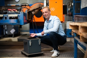  Björn Hassink, Geschäftsführer von MBH Maschinenbau &amp; Blechtechnik, freut sich: „Der Feinstaub, der im Behälter gesammelt wurde, den haben unsere Mitarbeiter nicht eingeatmet.“ 
