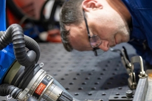  Mit dem Einsatz eines Cobots gehen räumliche Umbauten einher ebenso wie Abläufe und die Lernbereitschaft der Mitarbeiter für neue Aufgaben. 