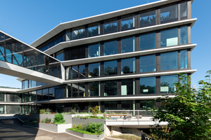  Die Brücke verbindet Bestandgebäude mit dem Neubau des SWR Baden-Baden. 
