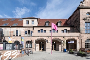  Zentral anders ist nun die Eingangssituation, die heute als Öffnung zum Nürnberger Stadtraum gestaltet ist.  