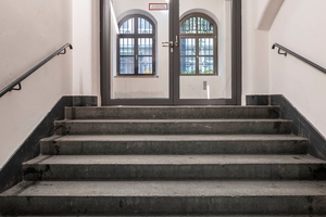  Im Keller wurden die Räume mit lärmintensiver Nutzung durch Brandschutztüren mit guten Schallschutzeigenschaften neu strukturiert und aufgeteilt.  