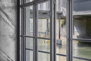 Die Sprossenfenster mit schlanken Sprossen und Fensterflügeln bewahren den industriellen Charakter des ehemaligen Fabrikgebäudes. 