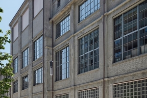  An dieser Fassade sind alle Materialien sichtbar: Von Sichtbeton über unverputzten Kalksandstein, Sprossenfenster, Glassteine sowie Verglasungen, Türen und Portale aus feuerverzinktem Stahl in forster unico xs und unico Hi. 