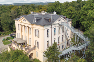  Das Schloss Freudenberg mit der Treppenskulptur aus der Vogelperspektive. 