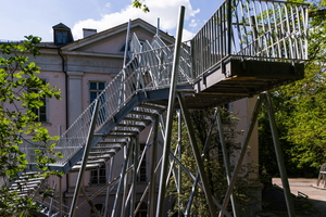  Die asymmetrisch angeordneten Stützen sollen symbolisieren, dass die Treppe aus dem bestehenden Wald herauswächst. 