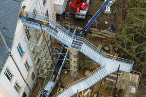  Während der Montagearbeiten an der Treppe von Schloss Freudenberg wurde die Konstruktion mit einem Gerüst gestützt. 