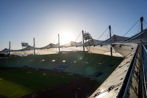  Das Zeltdach des Münchner Olympiasta- dions ist ein Leichtbauklassiker der 1970er Jahre und bis heute weg- weisend.  