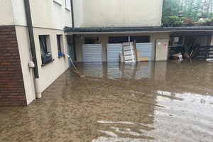  Die meisten Kunden bauen die Lamellenprofile des Systems Hochwasserstop vor die Laibung von Toren, Türen oder Fenstern ein. 