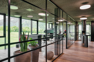 Gebäudehülle und Innenarchitektur der Firmenzentrale wurden als Showroom für Merkle Metallbau umgesetzt. 