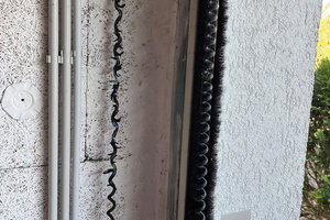  Ein überstrecktes Spiralkabel mit beschädigtem Mantel. 