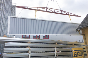  Eine Modulwand mit vorgefertigter Fassade für ein Hochregallager. 