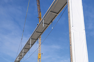  Aufgeklappt misst das u-förmige Modul ca. 41 x 26 Meter und weist eine Spannweite von 25 Metern ohne zusätzliche Stützen auf.  