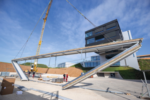  Beim Aufbau einer Coil-Lagerhalle wird ein Element-Hallenrahmen des Domico-Systems aufgeklappt. 