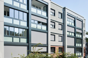  Mit den vorgehängten Falt-Schiebe-Fenstern aus Aluminium werden die Balkone zu ganzjährig nutzbarem Wohnraum umgebaut. 