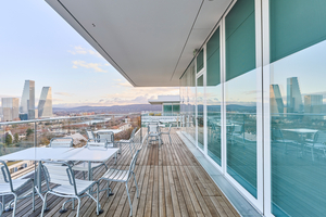  Vis-à-vis - auf der anderen Seite des Rheins - stehen die Hochhäuser von Roche - mit 205 Metern Höhe ist der Tower links das höchste bewohnbare Gebäude in der Schweiz. 