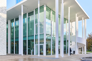  Zwischen den beiden Gebäuden wurde ein Auditorium eingeschoben, dessen Dach von 24 Stützen mit einer Höhe von je zwölf Metern getragen wird. 