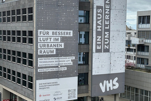  Die VHS-Textilfassade filtert mit zwei Membranflächen von je 8 x 20 m Luftstickoxide. 