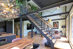  Weil beim Einfamilienhaus die Stahlkonstruktion keinen Brandschutz braucht, werden die Träger für die Gestaltung der Wohnräume berücksichtigt. 