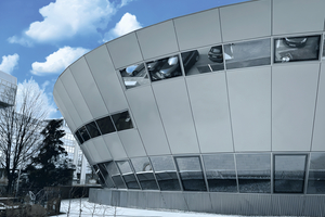  Beim Daycare Center München für die HVB Bank war die trapezförmige, segmentierte runde Form der Fassade herausfordernd. Der Baukörper mit 1.000 m² Nutzfläche ist im 33-Grad-Winkel geneigt. 