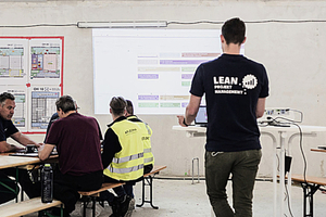  Bei Lean-Projekten treffen sich alle am Bau Beteiligten regelmäßig im „Big Room“ zur Steuerungsbesprechung. 