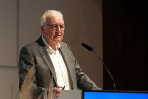  Ernste Töne stimmte Prof. Dr.-Ing. Winfried Heusler in seinem Vortrag an: "Die Welt im Umbruch - Konsequenzen für die Fenster- und Fassadenbranche". 
