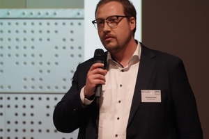  CEO Christoph Wahl von HD Wahl bezeichnete Eloxal als natürliches Produkt im Kontext mit grünem Strom als nachhaltigsten Oberflächenschutz für Aluminium. 