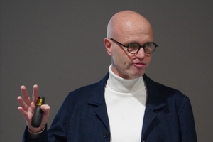  Jürgen Einck von Drees &amp; Sommer berichtete über gelungene Revitalisierungen von Gebäudehüllen. Wir werden eine der Sanierungsmaßnahmen beispielhaft in eine der nächsten Ausgaben vorstellen. 