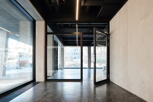  Robust: Als Zugang zum Gemeinschaftsraum des Studentenwohnheims wurde die einflügelige Stahlrahmentür NovoFire Steel Rauchschutz mit großzügigem Seitenteil und Oberlicht für eine offene und transparente Kommunikation eingebaut; die Türbänder aus Edelstahl sind geschweißt. 