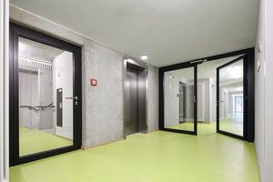  Der Zugangsbereich zu den Apartments mit Unterteilung des Brandabschnittes durch eine zweiflügelige Stahlrahmentür T30-2 RS, System Forster fuego light, ist mit einer Vollpanikfunktion nach DIN EN 179 ausgestattet. Der Rettungstreppenraum neben dem Aufzug wurde mit einer Stahlrahmentür NovoFire Steel T30-1 RS gesichert. 