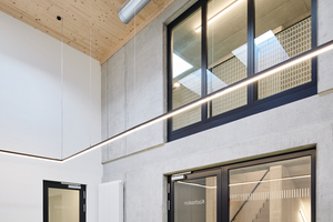  Der Zugang zur Küche wurde mit einer einflügeligen Stahlrahmentür NovoFire Steel RS-1 und einer großzügig gestalteten einflügeligen Tür mit Seitenteil aus dem System Forster fuego light umgesetzt. 