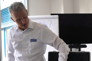  Während des Unterrichts führt der Hekatron-Dozent Stephan Kiefer mit seinem Musterkoffer vor, wie eine Feststellanlage eingelernt wird. 