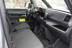  Die Fahrerkabine ist für drei Personen komfortabel und lässt sich mit LED-Licht hell ausleuchten. 