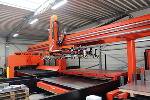  Der intelligente Saugrahmen nimmt die bis zu 1.500 x 3.000 mm großen Bleche am Beladetisch auf und transportiert sie über den 6,5 m langen Verfahrweg. 