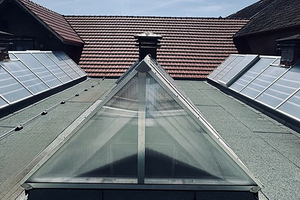  Die Sattellichtbänder wurden über der bestehenden Drahtglas-Konstruktion montiert und verbinden so moderne Tageslichttechnik mit der historischen Bausubstanz. 