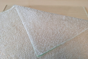  Der sogenannte „Daisy-Effekt“ tritt beim Erhitzen von VSG auf und zeigt die beginnende Bläschenbildung im PVB an. Er ist ein Schlüsselindikator für den optimalen Trennzeitpunkt.  