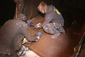  Der Chef Christian Willberger legt bei Tank-Demontagen auch selber gerne Hand an den Nibbler TruTool N&nbsp;700.  