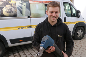  Geschäftsführer Christian Willberger: "Es ist klasse, wenn sich der Nibbler fast von selbst durch das bis zu sieben Millimeter dicke Blech arbeitet.“ 